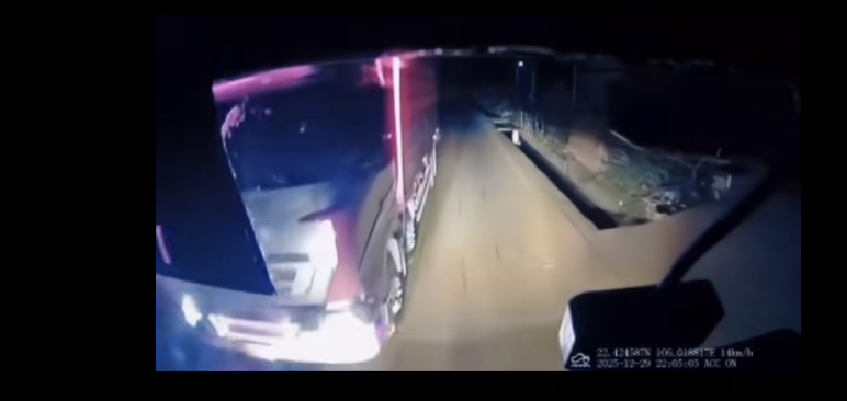 Vụ nữ TikToker N.T.M.H chặn đầu xe tải: Sự thật màn tranh cãi "nháy đèn" gây bão mạng