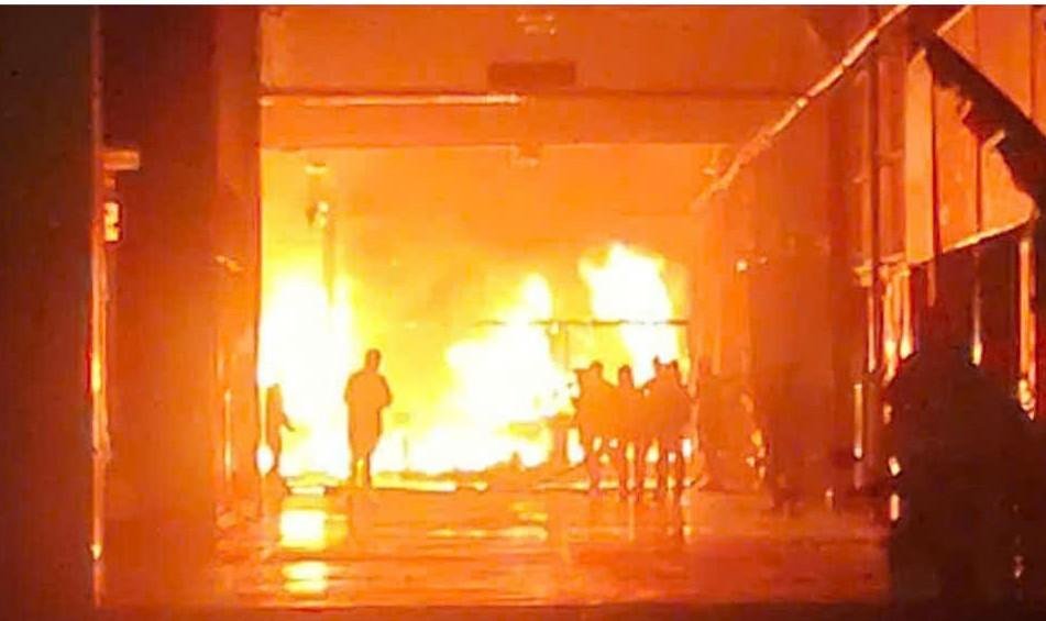 Biển lửa nuốt chửng Showroom ô tô tại TP.HCM: Hàng loạt "xế sang" trơ khung, thiệt hại ước tính hàng chục tỷ đồng!