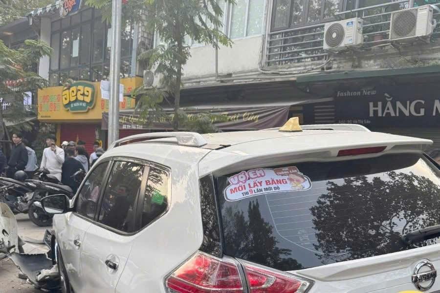 Dở khóc dở cười: Ô tô dán biển "Vợ em thi 9 lần mới đỗ" vừa ra đường đã tông liên hoàn xe máy