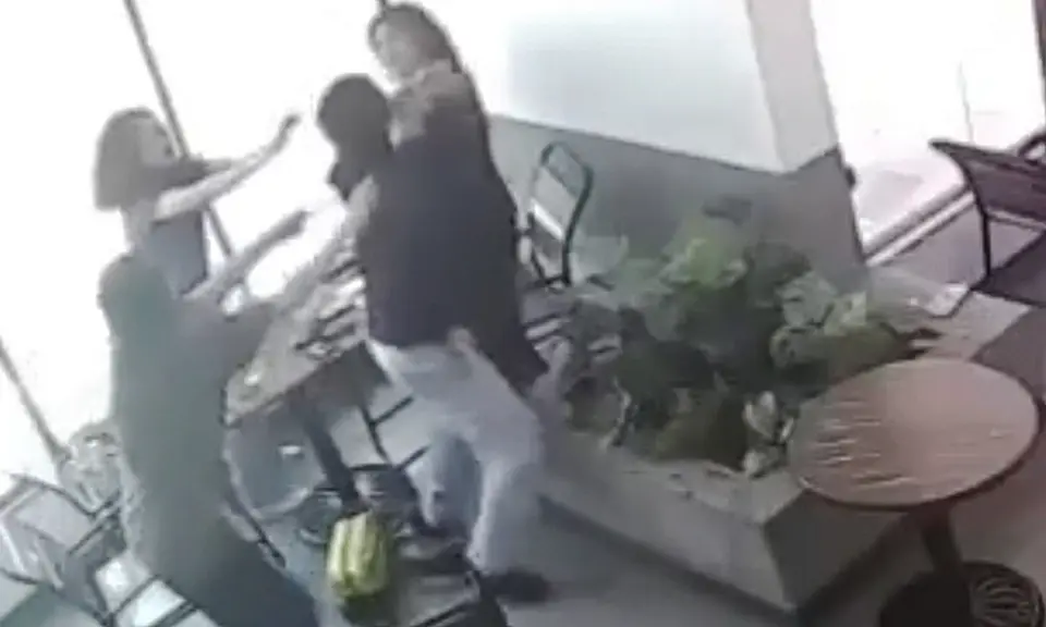 Phẫn nộ tột cùng: Cô gái trẻ bị gã đàn ông "tác động vật lý" tóe máu đầu trong quán cà phê chỉ vì... từ chối trêu ghẹo!