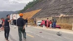 NÓNG: Hiện trường vụ tai nạn liên hoàn 11 ô tô trên cao tốc La Sơn - Hòa Liên khiến giao thông tê liệt