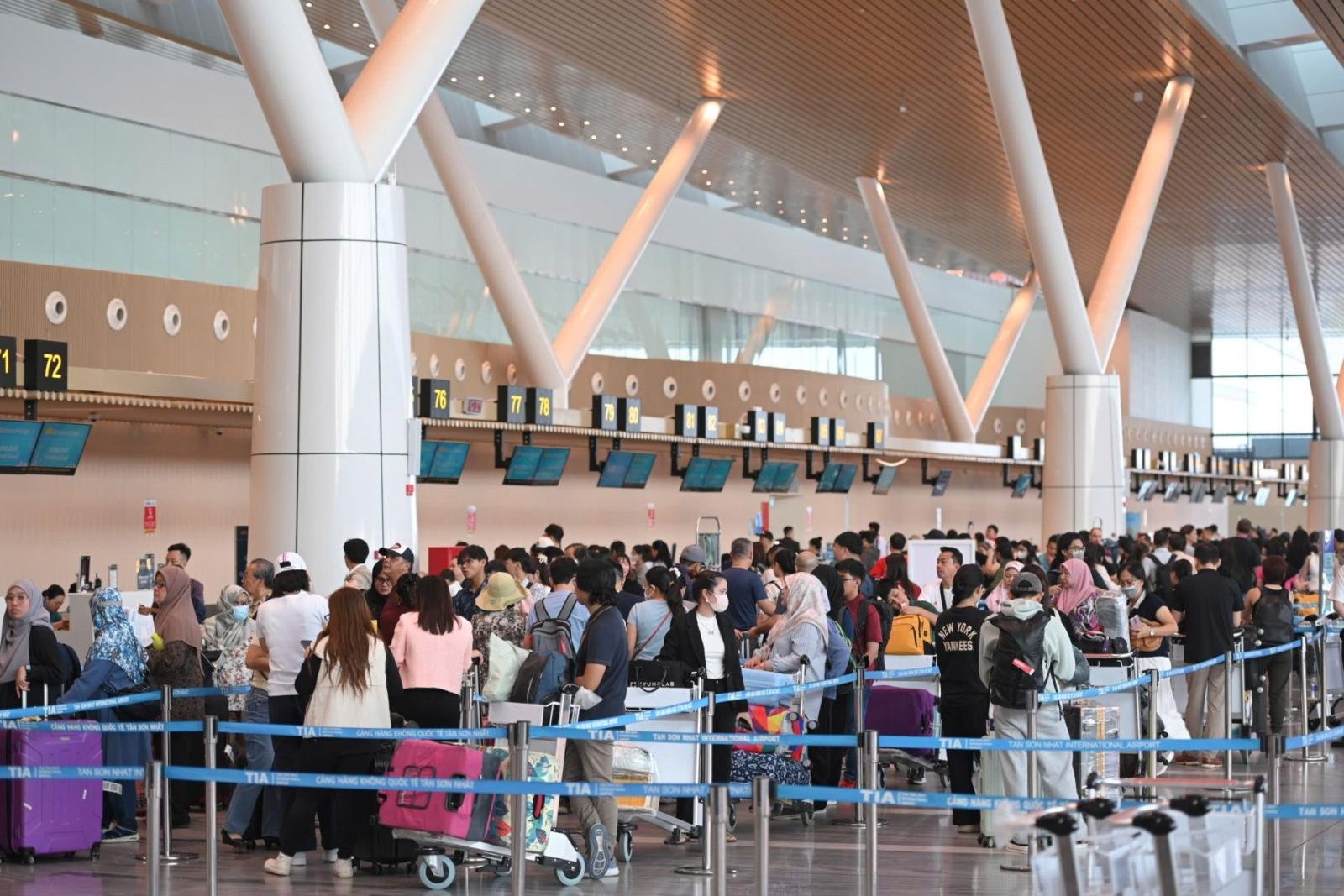 Choáng váng vé máy bay Tết 2026: Giá "trên trời" 8 triệu/vé, công nhân khóc ròng "Đường về nhà xa quá mẹ ơi!"