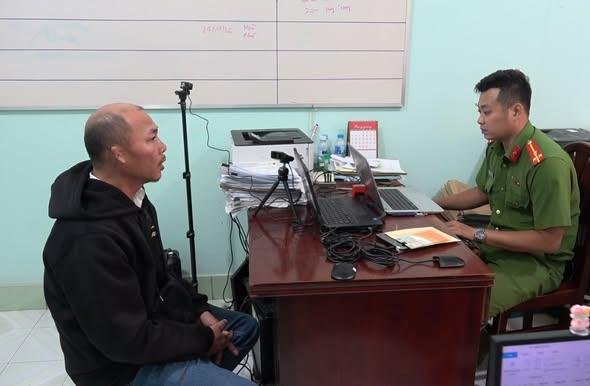 Bắt khẩn cấp tài xế xe khách rượt đuổi xe tải như phim hành động trên cao tốc: 25 hành khách gào khóc van xin trong vô vọng