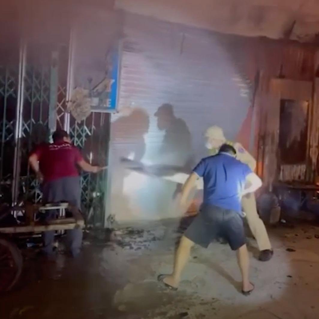 Khoảnh khắc thót tim: Tổ CSGT dùng búa phá cửa, lao vào biển lửa cứu sống 11 người trong gang tấc