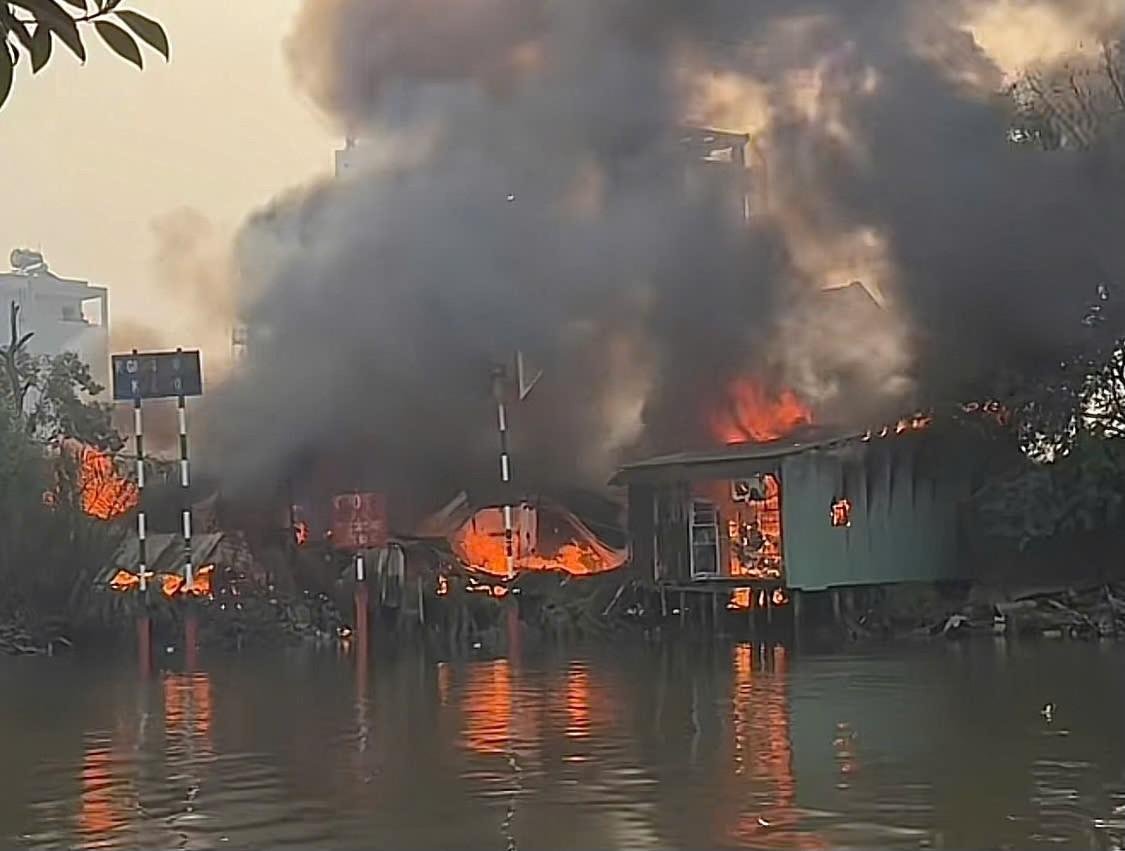 Nóng: Cháy lớn dãy nhà sát vách chợ Bình Trưng (TP.HCM), 5 căn nhà bị thiêu rụi, tiểu thương tháo chạy tán loạn