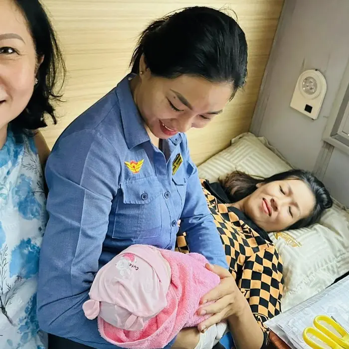 Phép màu trên chuyến tàu Bắc - Nam: Bé sinh non 34 tuần chào đời bình an nhờ 2 nữ hộ sinh đang đi thi tay nghề