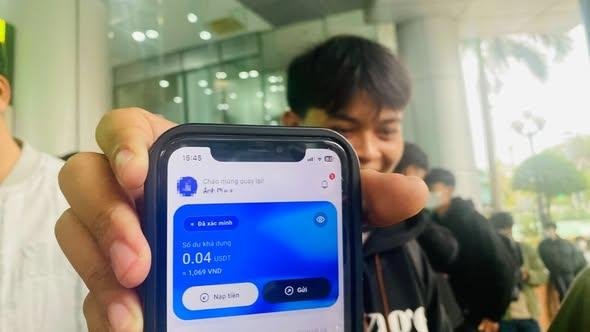 Xôn xao sinh viên Đà Nẵng xếp hàng nhận USDT miễn phí: Quy đổi ra tiền Việt mua bánh mì, trà sữa trong "một nốt nhạc"