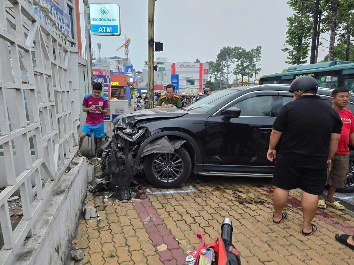 Thót tim vụ ô tô "chơi bowling" trên dốc Võ Văn Ngân: Dừng đèn đỏ giờ cũng là ván cược sinh tử?