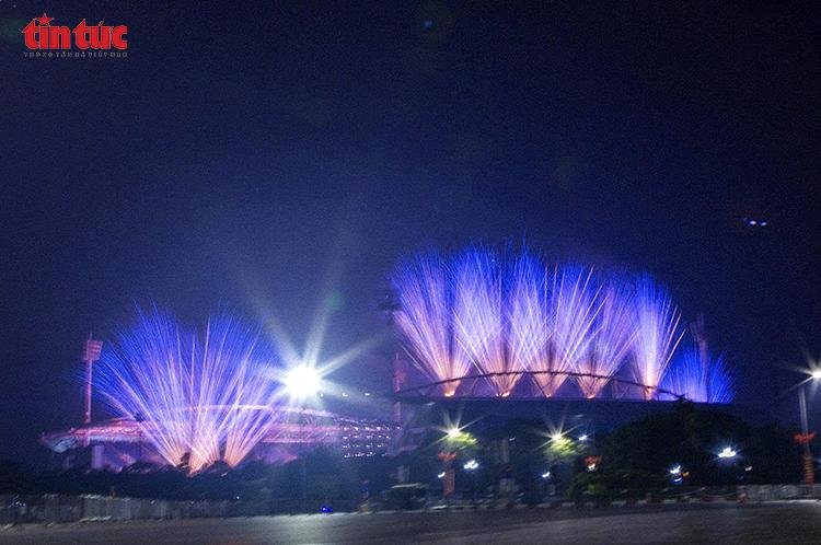 Mỹ Đình "rực lửa": 186 giàn pháo hoa hỏa thuật diễn tập đẹp mãn nhãn