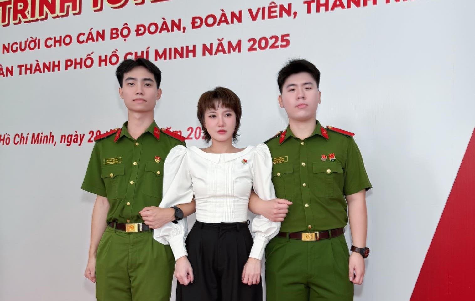 "Dở khóc dở cười" trào lưu chụp ảnh với Công an: Đi sự kiện nhưng cứ thích diễn nét... "nhập kho"!